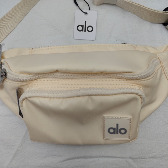 ALO Yoga Explorer Convertible Pack | 3L Nylon Waist Bag - Picture 2 of 6